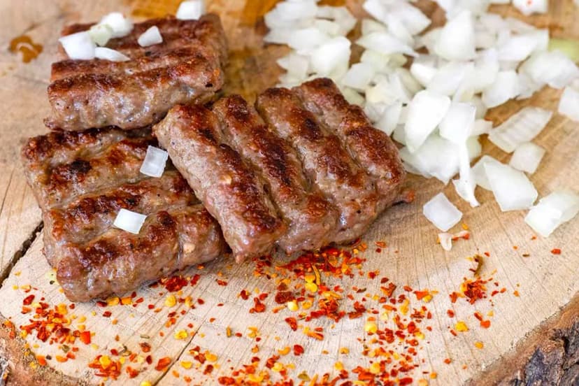 Ćevapi i kafa na drvenom stolu – idealna jutarnja atmosfera