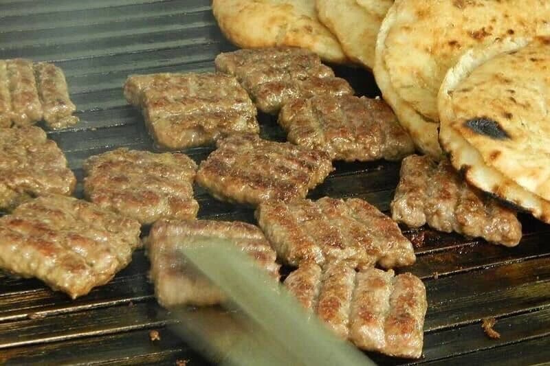 Detalj sočnog roštilja sa prilozima